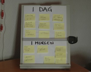 For meg er en manusholder i A4 støttelse perfekt. Jobber for i dag og i morgen er framme. Huslelapper henges på baksiden.